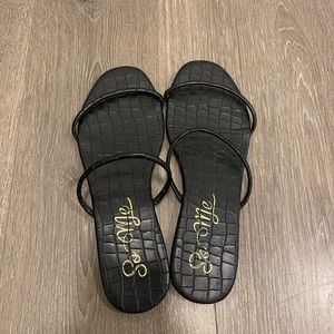 Flat sandals size 6.5